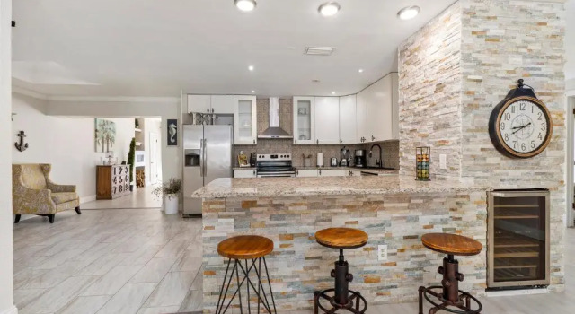 Beautiful home- Private getaway-Heated Pool/Hottub