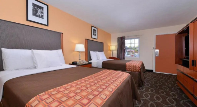 Четырёхместный номер Standard Media Inn & Suites