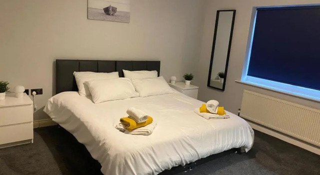 Beautifully refurbished 2 bedroom self-contained apartment with secure parking, Varaa Huoneisto Asunnot kohteessa Merseyside, Huoneisto