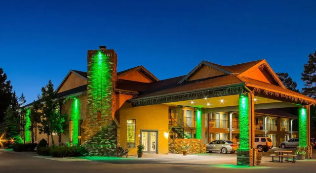 Woodland Inn & Suites, Забронировать Отель Пайнтоп-Лейксайд штат Аризона, рядом с Парк Вудленд-Лейк