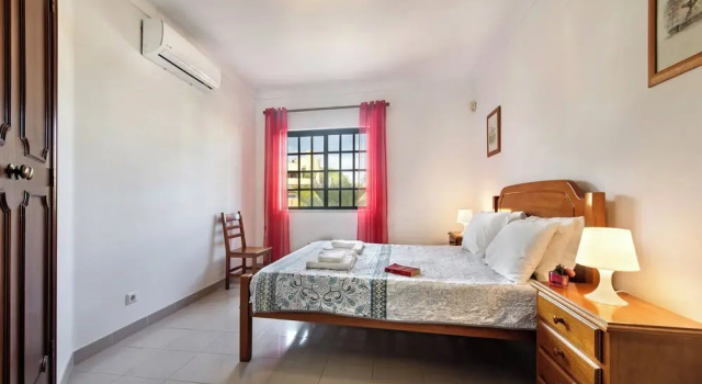 Вилла с 4 комнатами Spacious 4 bedroom villa, private pool, free air conditioning and wifi
