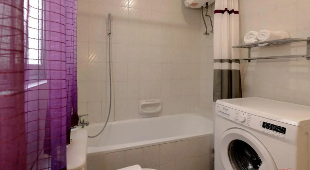 Seaside 2 Bedroom Apt w Side Sea Views - New, Buchen Sie Hotel Hotels & Unterkünfte in Mellieħa, Hotel