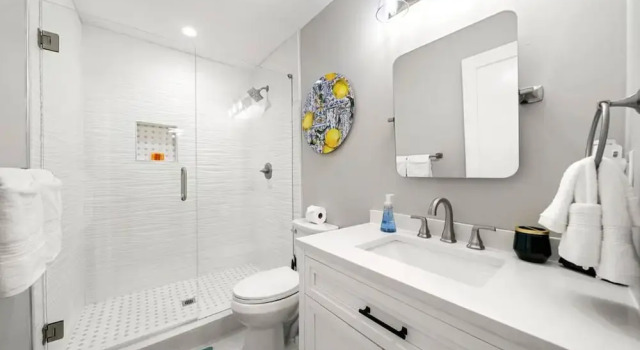 Serene 3BR Home in Historic Downtown Norcross, Book Feriehus Sommerhuse i Norcross, Hytte