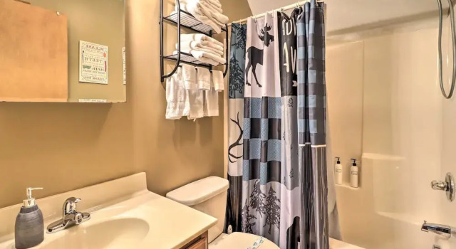 Коттедж Near Lake & Hiking: Pocono Home w/ Hot Tub
