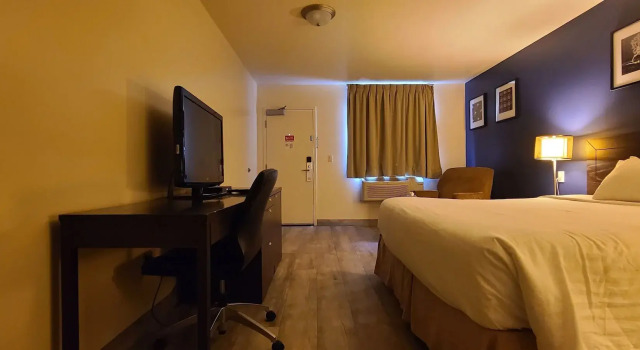 Econo Lodge Inn & Suites Red Deer, Book Hotel Red Deer Central Alberta