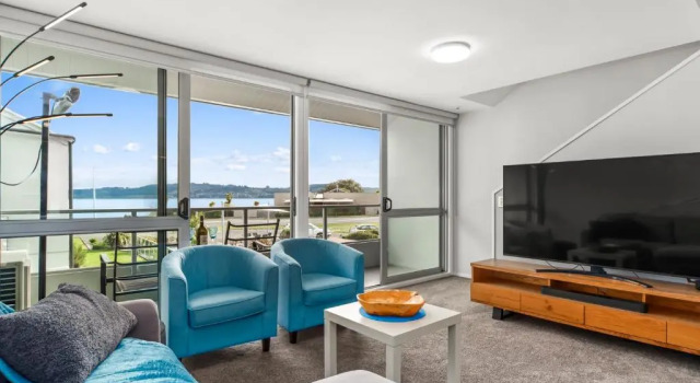 Lakeside Delight - Two Mile Bay Holiday Apartment, Rezerwuj Apartament Hotele w Auckland Region z parkingiem, Parking