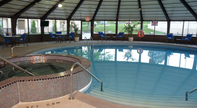 Кровать в общем номере Ramada by Wyndham Cleveland Independence