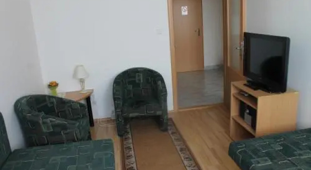 ŠD Jedlíkova 5, Rezervovat Hotel Hotely v Košický kraj s parkováním, Parkování