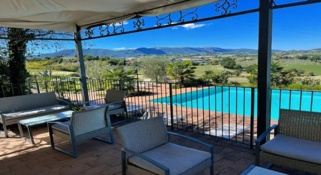 Вилла Spoleto-poolside-slps 20, Gardens, Pool, Jaccuzzi - a Fairy Tale Setting