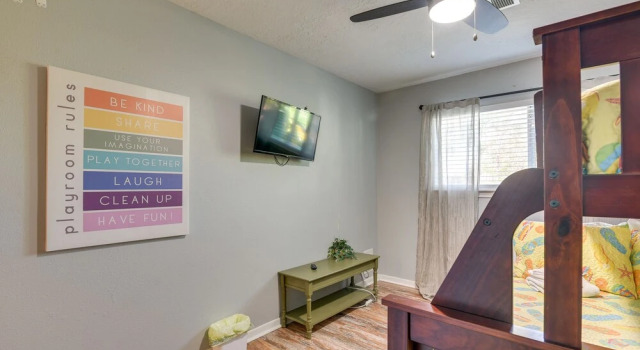 Central Seabrook Home: Pool ~ 2 Mi to Nasa Center!