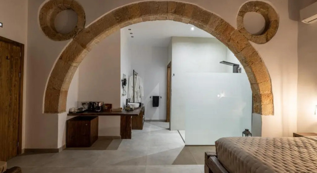 Люкс с красивым видом из окна Ancient Knights Luxury Suites
