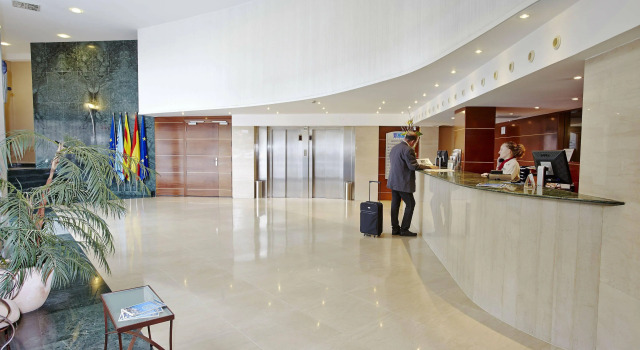 Отель Leonardo Hotel Barcelona Gran Via