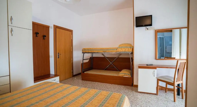 Четырёхместный номер Hotel Happy