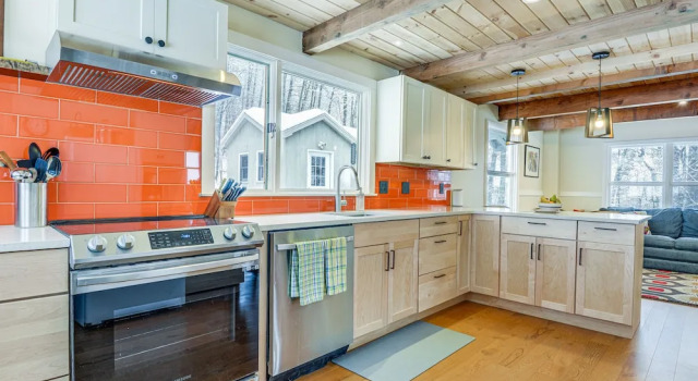 Коттедж Cozy Vermont Escape w/ Deck, Near Skiing!
