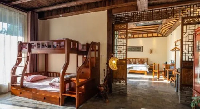 Двухместный семейный люкс с 2 комнатами с балконом и с видом на реку Yangshuo River Lodge Hotel--English speaking team&Swimming pool&Activties organized&Free pick up from Airport or TS over 3 nights