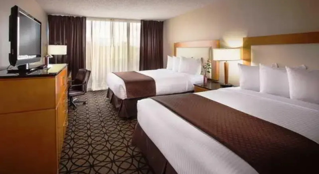 Четырёхместный номер Standard с балконом The Governor, a Coast Hotel