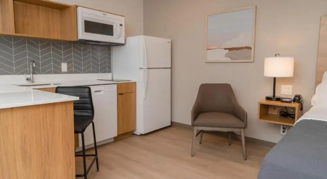LivAway Suites Phoenix-Glendale, Забронировать Отель Глендейл Phoenix Metropolitan Area, рядом с Развлекательный центр Westgate