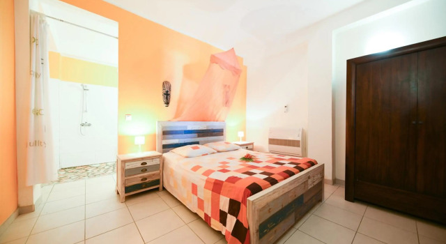 Maison de 3 chambres a Pointe Noire a 150 m de la plage avec vue sur la mer piscine partagee et jardin clos, Rezervovat Hotel Hotely v Pointe-Noire s bazénem, Bazén
