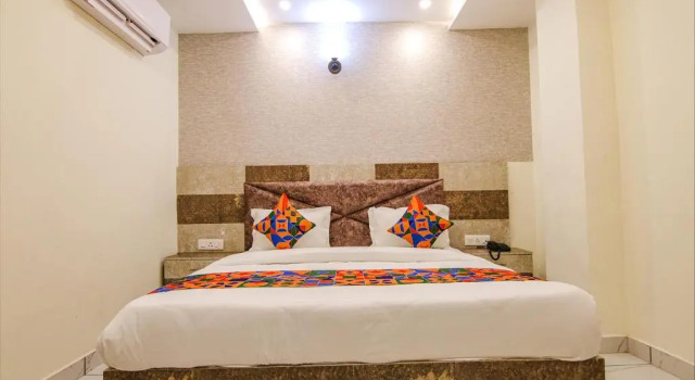 Номер Deluxe FabHotel Meridian Inn
