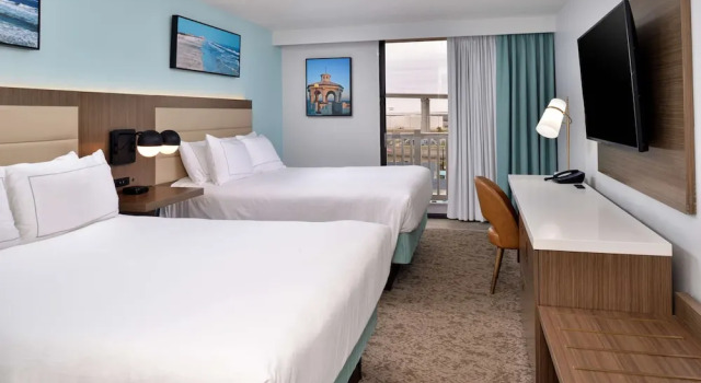 Четырёхместный номер Standard с балконом DoubleTree by Hilton Corpus Christi Beachfront