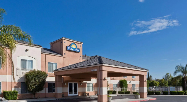 Номер Standard Days Inn by Wyndham Lathrop