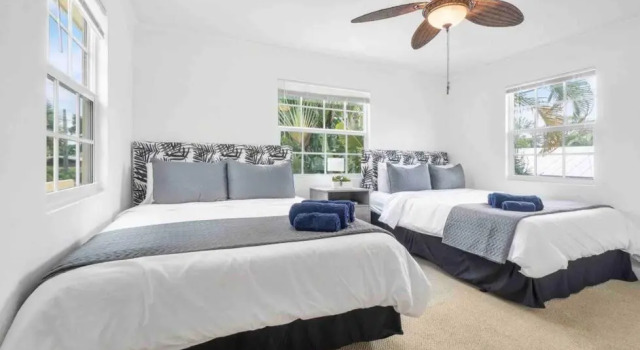 Historic Florida 4 bedroom home with pool, parking, Rezerwuj Hotel Hotele w Palm Beach County z basenem, Basen