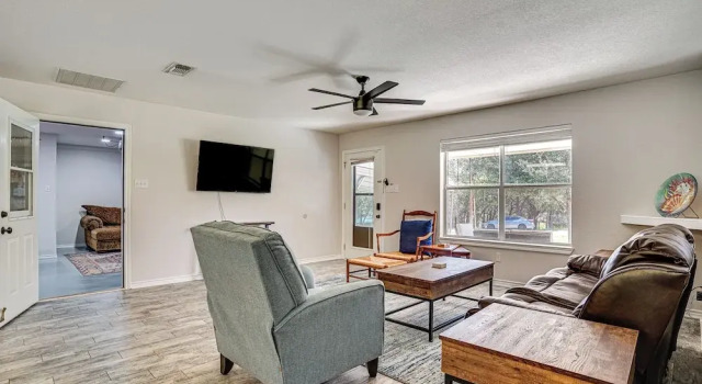 Коттедж Granbury Cottage, Steps to Lake & Dock!