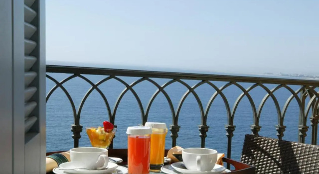 Двухместный номер Superior с балконом и с видом на море Hôtel La Pérouse Nice Baie des Anges