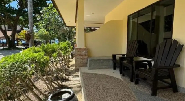 Бунгало Deluxe Hotel and Beach Bungalow at Lanta Resort