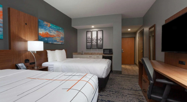 Четырёхместный люкс Sleep Inn & Suites St Petersburg Gateway