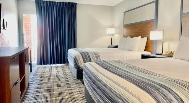 Четырёхместный номер Deluxe AmericInn by Wyndham Branson & Conference Center