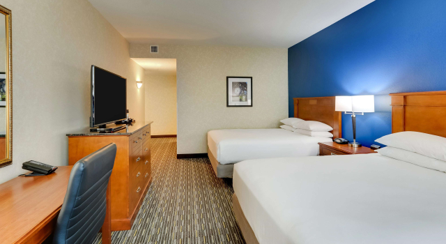 Четырёхместный номер Deluxe Drury Inn & Suites Sikeston, MO