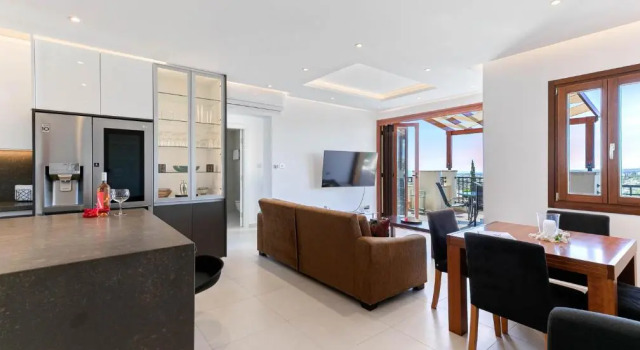 Modern apartment NZ11 large balconies with Sea and Mountain Views