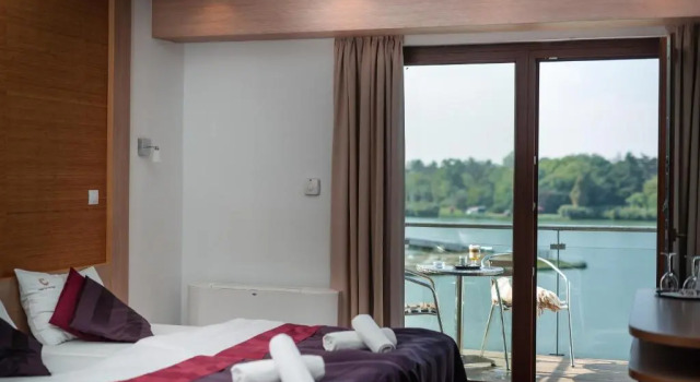 Hotel Corvus Aqua, Rezervovat Hotel Hotely v Southern Great Plain s bazénem, Bazén