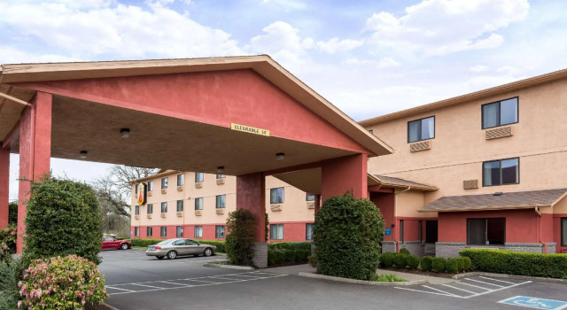 Кровать в общем номере Super 8 by Wyndham Corvallis