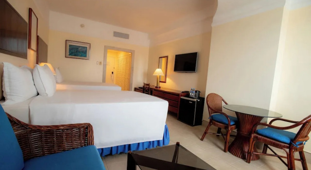 Четырёхместный номер Standard с видом на город Hotel Colon Salinas