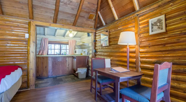 Четырёхместный номер Standard с видом на горы Kootenay Park Lodge