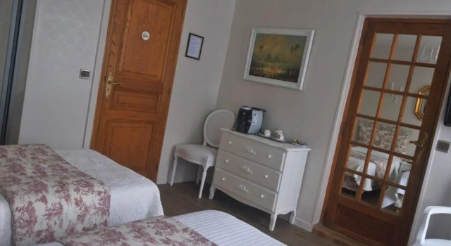 Трёхместный номер Standard Hotel Dandy Rouen centre