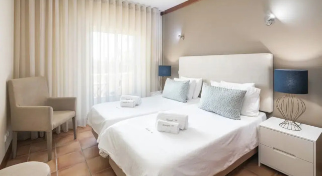 Stunning Sea View Stay in Benagil, Забронировать Дом для отпуска Отели Карвоэйру с парковкой, рядом с Пешеходный маршрут Sete Vales Suspensos, Парковка
