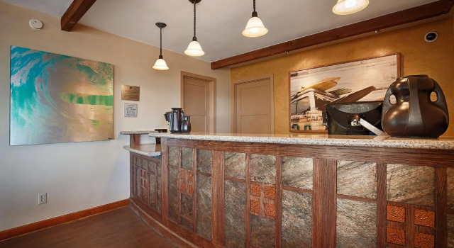 Best Western Plus Beach View Lodge Carlsbad, Забронировать Отель Карлсбад San Diego County, рядом с New Village Arts Theatre