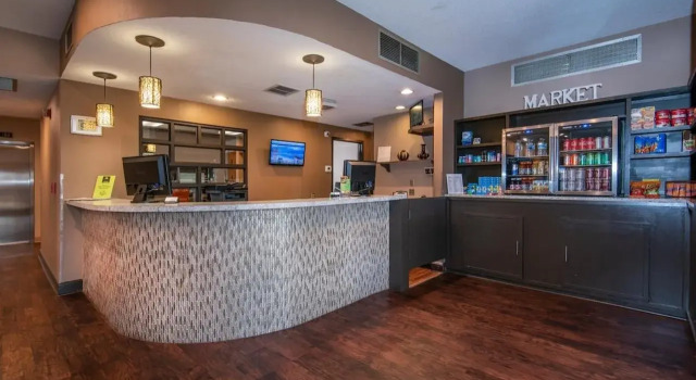 Guest Inn & Suites - Midtown Medical Center, Забронировать Гостевой дом Литтлрок Арканзас, рядом с Детская библиотека и образовательный центр Хиллари Родэм Клинтон