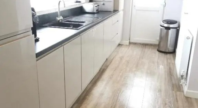 Seaside bungalow with hot tub 5 mins walk to beach