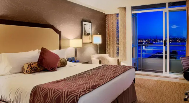 Двухместный номер Superior с балконом и с видом на гавань Pinnacle Hotel at the Pier