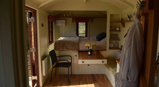 Shephards Hut With Hot Tub in the Cotswolds
