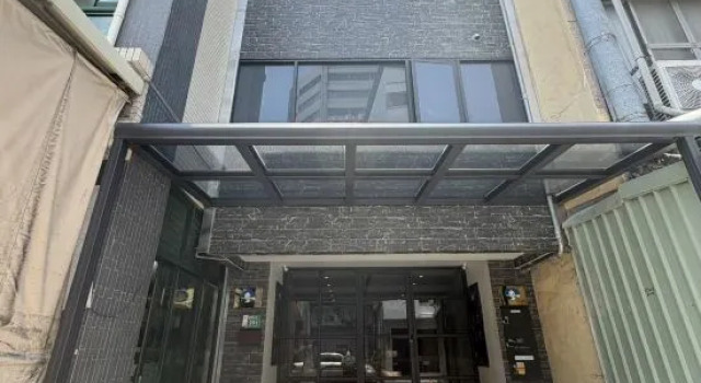 Phoenix Landing: A guesthouse with elevator access, accommodating 4-70 guests.