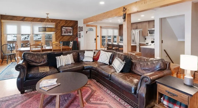 Winterset 8 pet Friendly 4 Bedroom Townhouse by RedAwning