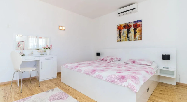 Коттедж с 4 комнатами с балконом Villa Vista Old Town