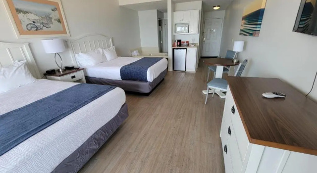 Четырёхместный номер Standard Pointes North Beachfront Hotel - 2 Person Spa Tub Studios