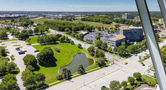 Четырёхместный клубный номер Standard Sheraton Overland Park Hotel at the Convention Center