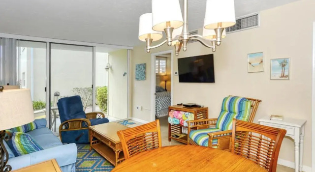 Апартаменты LaPlaya 101E-Relax on your private lanai under the palms!